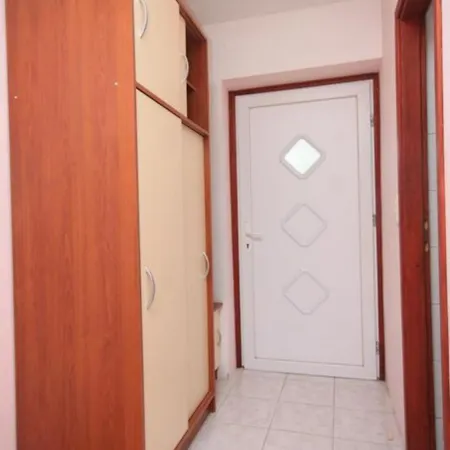 Nada - 100 M From